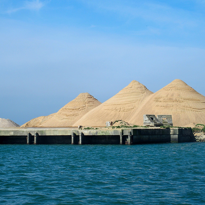 photo de trois tas de sable dans un port